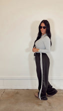 Load image into Gallery viewer, the Varsity Pant in black