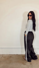 Load image into Gallery viewer, the Varsity Pant in black