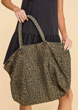 Load image into Gallery viewer, CHEETAH PRINT CANVAS TOTE BAG- PREORDER
