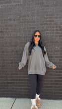 Load image into Gallery viewer, the TIA CREWNECK- Pigment Black
