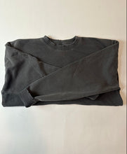 Load image into Gallery viewer, Tia Crewneck - pigment black PREORDER
