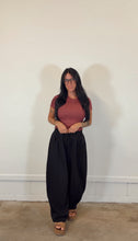 Load image into Gallery viewer, Downtown barrel sweatpant in Black
