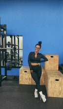 Load image into Gallery viewer, * Sporty long sleeve crop jacket in black
