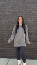 Load image into Gallery viewer, the TIA CREWNECK- Pigment Black
