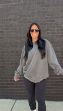 Load image into Gallery viewer, the TIA CREWNECK- Pigment Black
