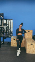 Load image into Gallery viewer, * Sporty long sleeve crop jacket in black
