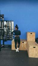 Load image into Gallery viewer, * Sporty long sleeve crop jacket in black
