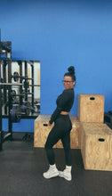 Load image into Gallery viewer, * Sporty long sleeve crop jacket in black

